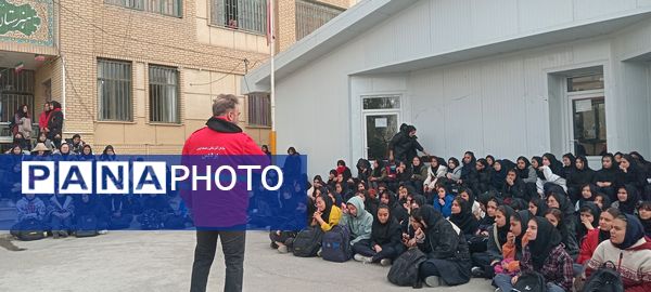 کارگاه آموزشی آشنایی با اصول ایمنی و اطفاء حریق در هنرستان آفرینش پردیس 