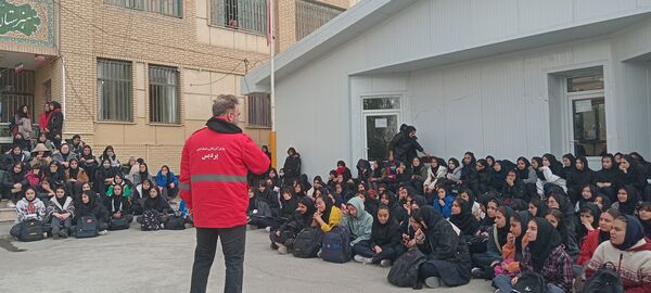 کارگاه آموزشی آشنایی با اصول ایمنی و اطفاء حریق در هنرستان آفرینش پردیس 