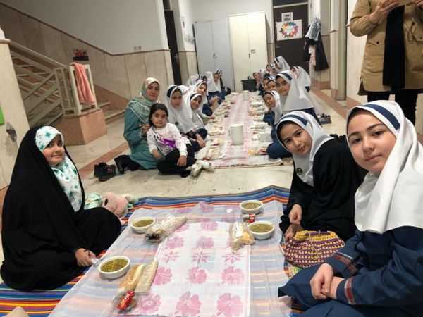 همدلی و معنویت در مراسم افطاری مدرسه حسین‌علی بابایی تهران