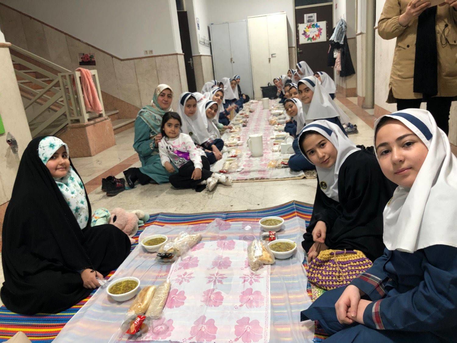 همدلی و معنویت در مراسم افطاری مدرسه حسین‌علی بابایی تهران