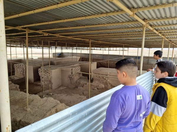 بازدید دانش‌آموزان دبیرستان نمونه دولتی پژوهش آشخانه از محوطه تاریخی ریوی