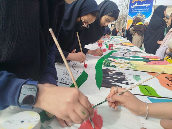 نقاشی چند متری در حاشیه راهپیمایی ۲۲ بهمن در خلیل آباد