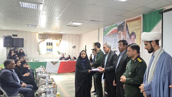 نواخته شدن زنگ استکبارستیزی و گرامیداشت هفته بسیج دانش‌آموزی در دبیرستان شاهد فردوس بافق