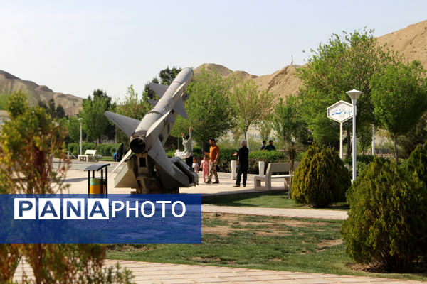 حضور گردشگران روز طبیعت در محوطه باغ‌موزه دفاع مقدس قم