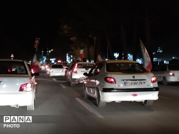 رژه ماشینی مردم کاشمر برای دفاع از میهن و بیعت با رهبر انقلاب