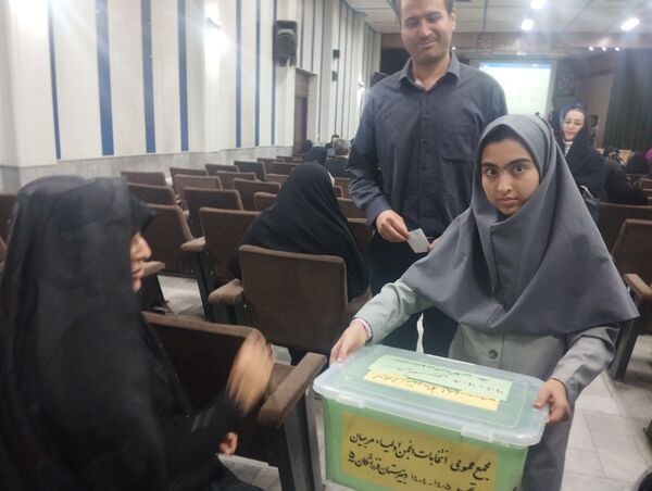 اولین جلسه انجمن اولیا و مربیان دبیرستان فرزانگان ۵ مشهد