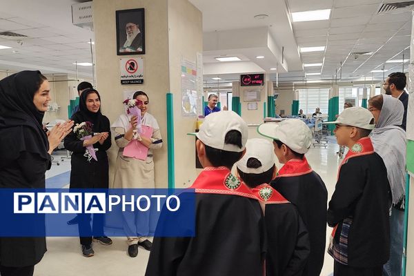 حضور دانش‌آموزان دبستان شهید قلنبر به مناسبت روز پرستار در بیمارستان فیروزآبادی شهرری 