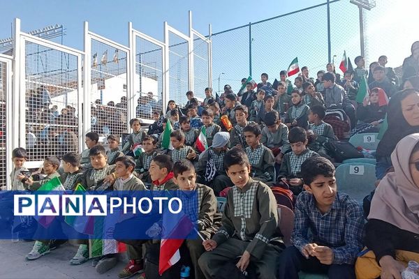 حضور دانش آموزان به مناسبت یوم الله ۱۳آبان، در ورزشگاه شهدای شهرستان قدس