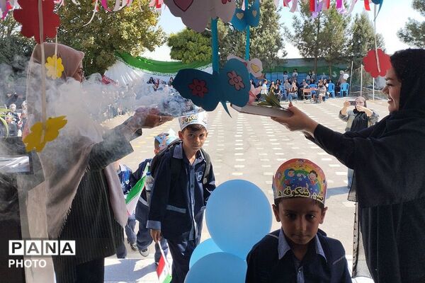 جشن شکوفه‌ها در مدرسه ۱۲ بهمن بهارستان دو