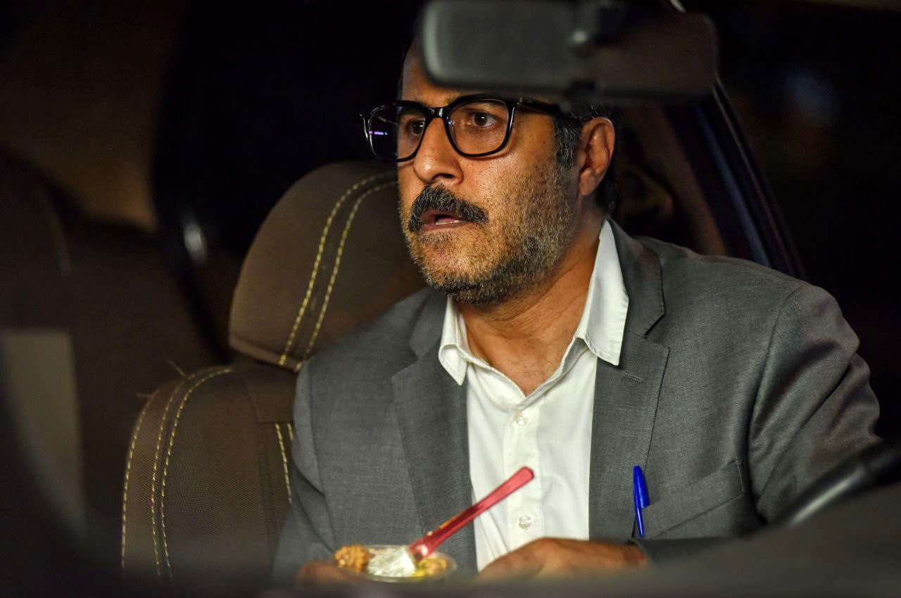 سکانسی از نقش‌آفرینی هومن حاجی  عبدالهی در «شوهر ستاره»