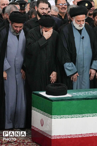 اقامه نماز بر پیکر مطهر رهبر شهید انقلاب در حرم مطهر رضوی-۱