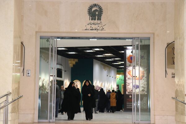 حضور پرشور دانش‌آموزان در نمایشگاه قرآن و عترت در حرم مطهر رضوی