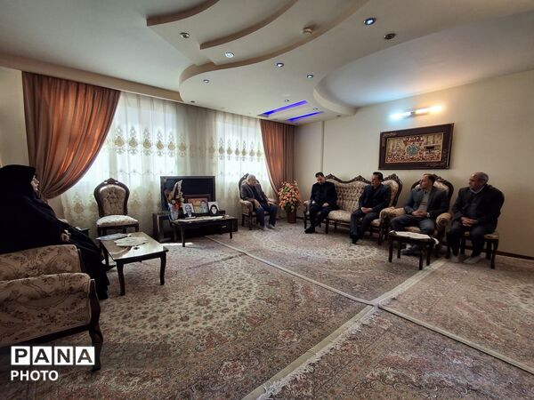 دیدار مدیر آموزش و پرورش ناحیه پنج مشهد با برادر شهید خیرزاده