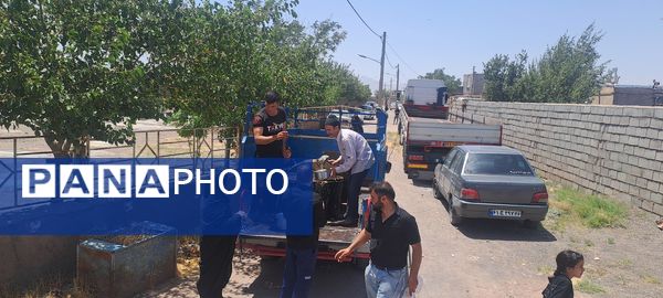 پخش نذری ظهر عاشورا در روستای حسن آباد بلهر 