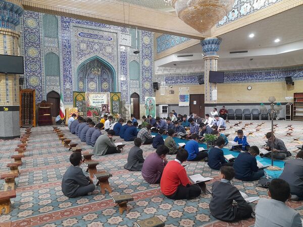 محفل انس با قرآن و تجلیل از نفرات برتر  مسابقات قرآنی در مسجد جامع خامس آل عبا در شهرستان ملارد