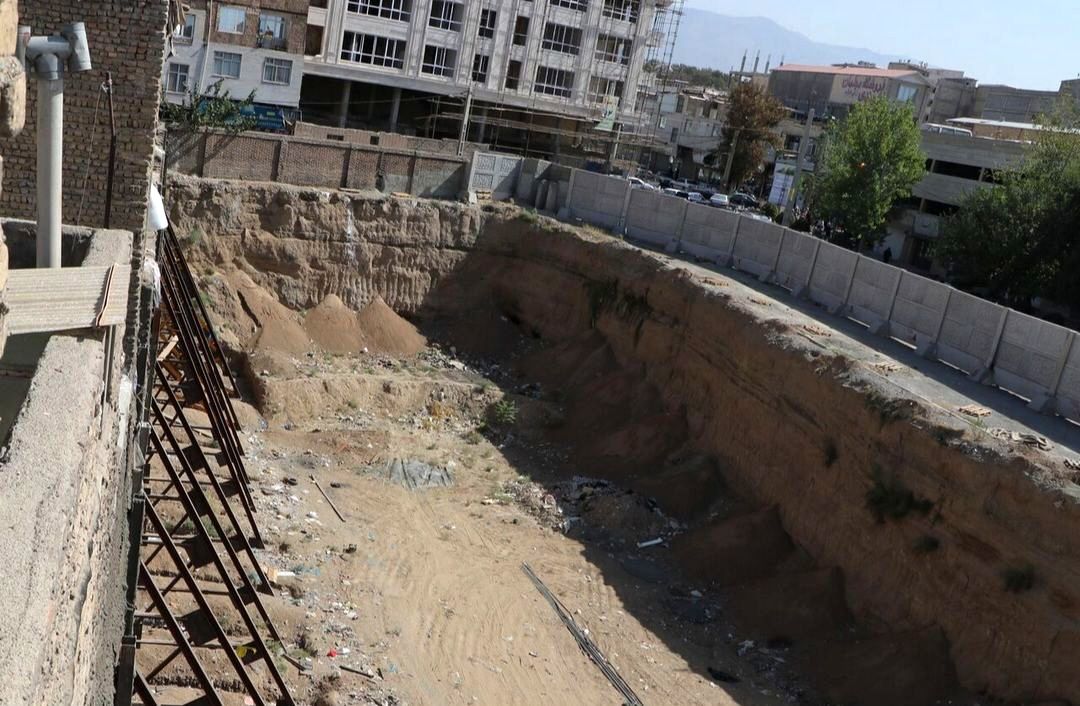 گودال حصارک کرج، مردم را با خطر ریزش مساکن روبه‌رو کرده است
