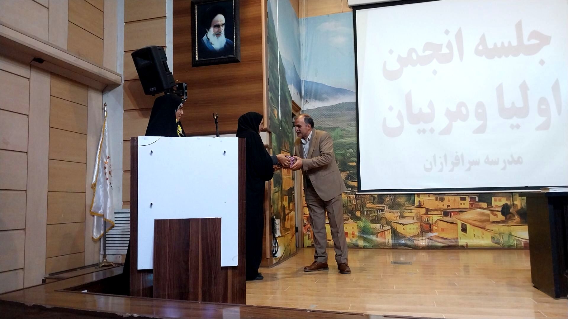 جلسه اولیا مربیان دبیرستان سرافرازان برگزار شد