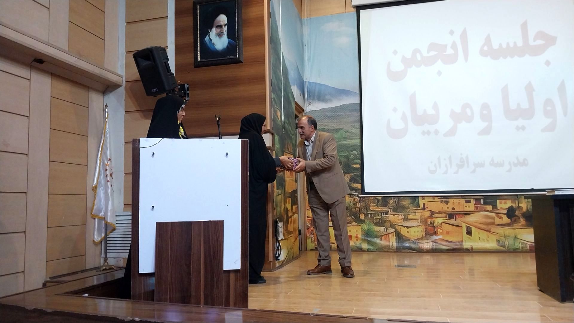 جلسه اولیا مربیان دبیرستان سرافرازان برگزار شد