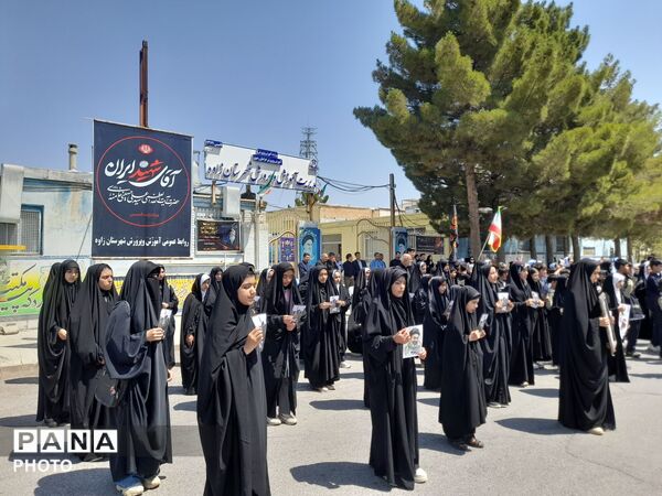  طنین فریاد استکبارستیزی دانش‌آموزان زاوه با اجرای سرود «باید برخاست»