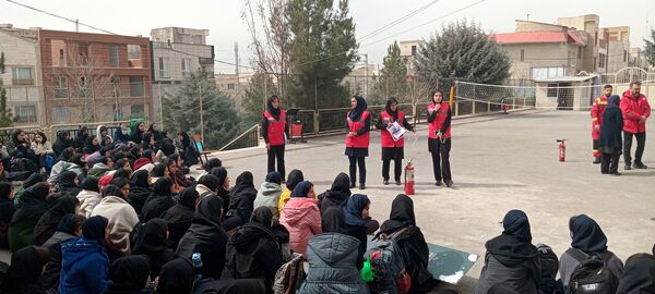کارگاه آموزشی آشنایی با اصول ایمنی و اطفاء حریق در هنرستان آفرینش پردیس 