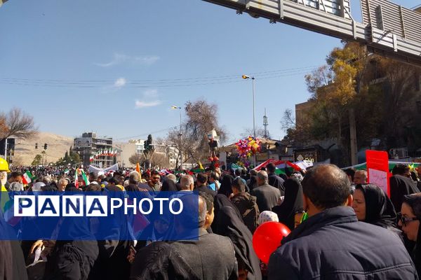 حضور پرشور مردم شیراز در راهپیمایی 22 بهمن، خون تازه در رگ‌های انقلاب 