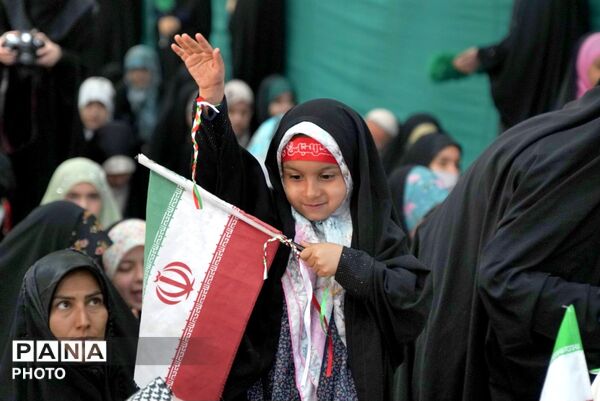  شور و شعور دخترانه در جشن میلاد حضرت معصومه (س) در همدان