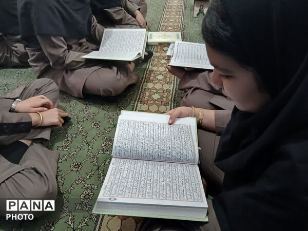 محفل انس با قرآن کریم به مناسبت ماه مبارک رمضان در آموزشگاه خلیج فارس مروست