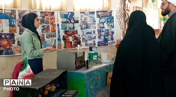 برپایی نمایشگاه انقلاب اسلامی توسط دانش‌آموزان دبیرستان نرگس