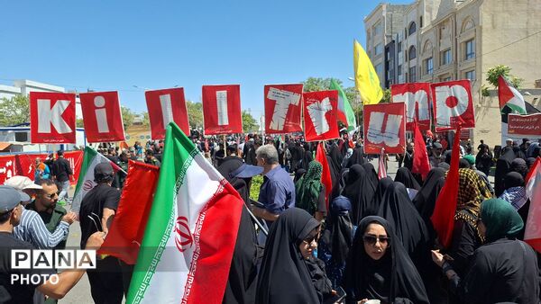 مشهد، در آغوشِ حرم، با رهبر شهید وداع کرد