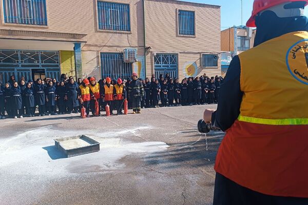 مانور پدافند غیرعامل در دبیرستان  سوده شهرستان ورامین 