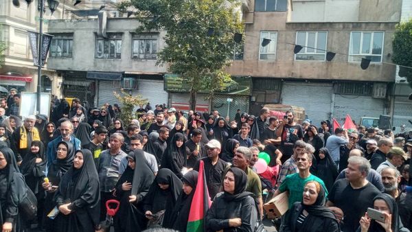 استقبال پر شور مردم از پیاده روی جاماندگان اربعین در مسیر خیابان ۱۷ شهریور تهران