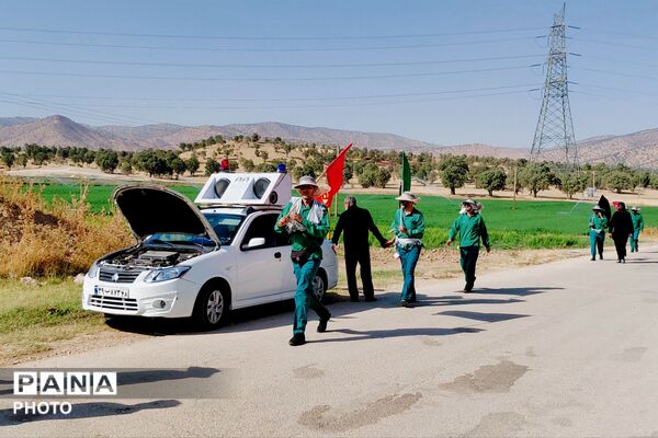 کاروان پیاده لردگان در مسیر کربلای حسینی از روستای سرسبز پل‌بریده عبور کرد