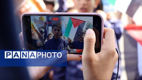  ادای احترام دانش‌آموزان و فرهنگیان شهرستان پاکدشت به مقام شامخ شهیدان مقاومت و شهید سید حسن نصرالله 