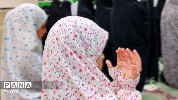 تجدید عهد دختران با رهبر شهید در نجف آباد