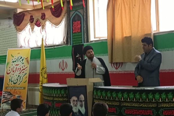 برگزاری مراسم هفته بسیج در هنرستان مجتمع فنی حرفه‌ای تهران در بهارستان‌دو