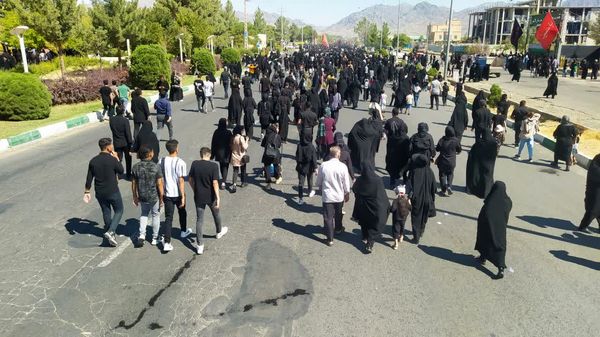 حضور پرشور مردم کاشمر در پیاده‌روی جاماندگان اربعین حسینی