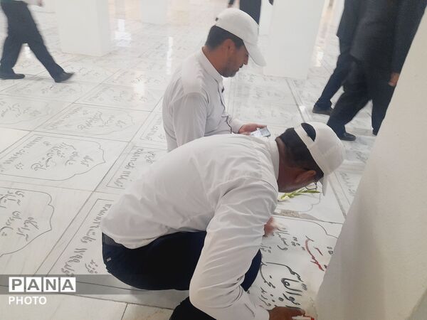 تجدید میثاق با خون شهدا در مراسم غبارروبی گلزار شهدا در حرم 