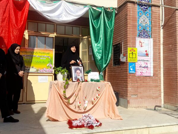 گلباران تمثال امام و تقدیر از دانش‌آموزان برتر  هنرستان بصیرت آشخانه
