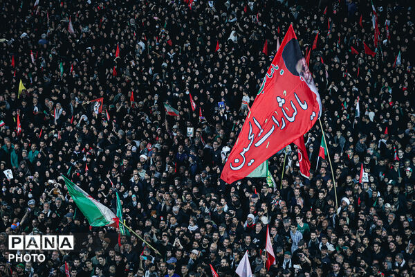 اقامه نماز بر پیکر مطهر رهبر شهید انقلاب در حرم مطهر رضوی-۲