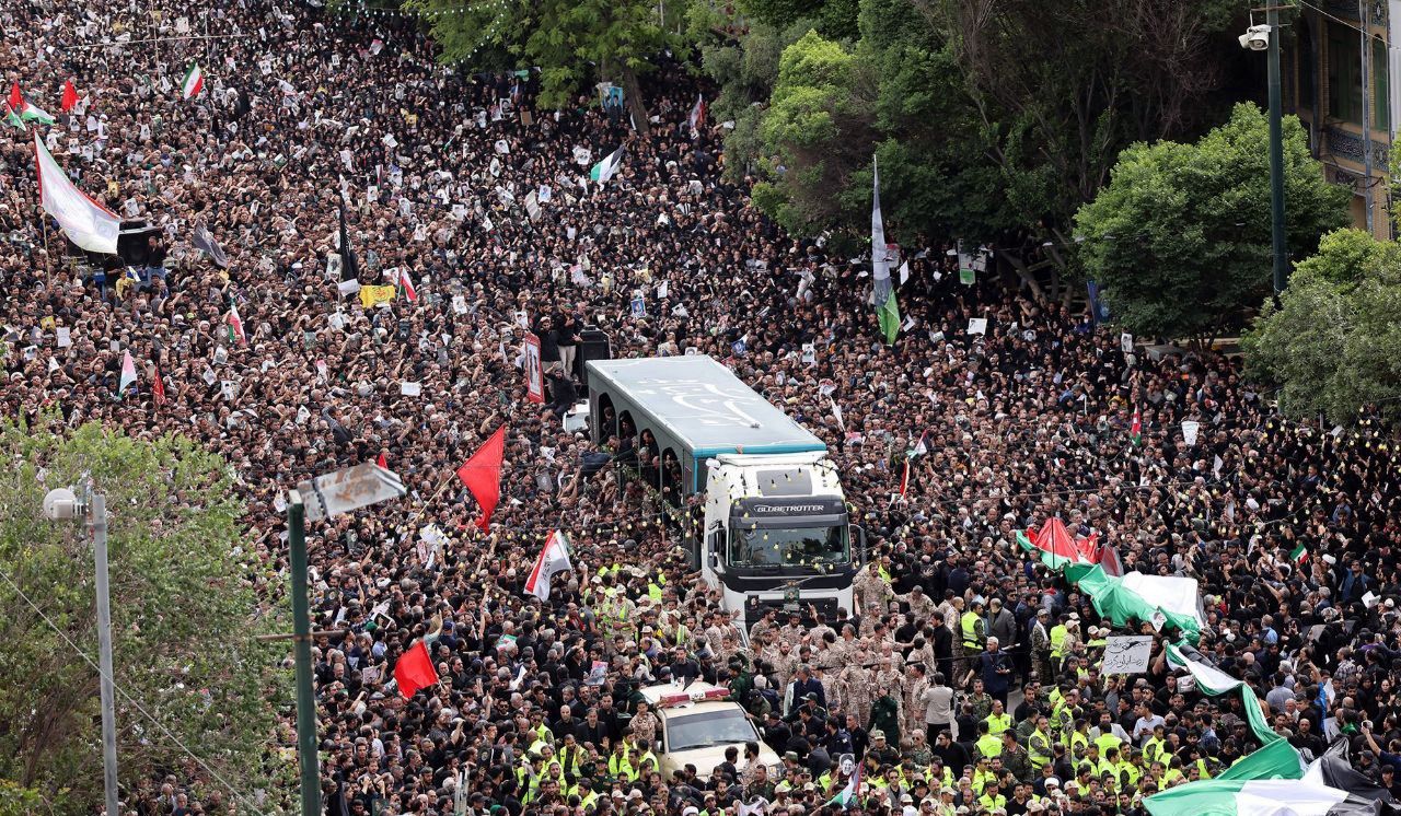 سیل خروشان زائران و مجاوران رضوی در مراسم تشییع پیکر شهدای خدمت