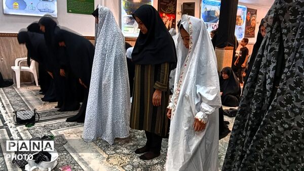 مراسم روضه محرم دختران دانش‌آموز در بیت‌الزهرا عتبات عالیات نظرآباد