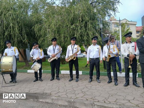 کاشت نهال امید به یاد دانش آموزان شهید میناب