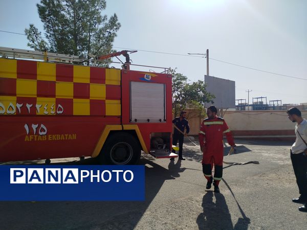 مانور آتش نشانی به مناسبت هفته پدافند غیر عامل در دانشگاه پیام نور کاشمر