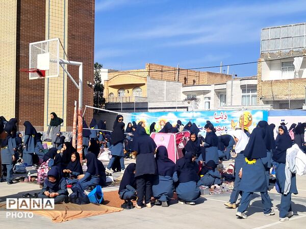برپایی بازارچه دانش آموزی در دبیرستان شاهد هاجرشهرستان کاشمر