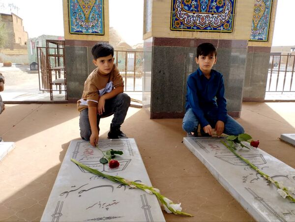 ادای احترام دانش‌آموزان میبدی به شهدای جنگ تحمیلی 