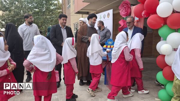 نواختن زنگ مهر عاطفه‌ها در مدرسه شهید پیشگاهی نظرآباد