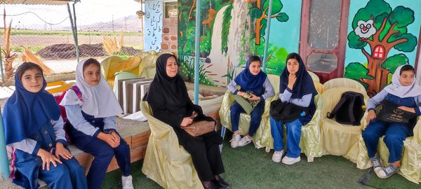 بازدید دانش‌آموزان مدرسه شهید خاقانی از گلخانه پیشه‌وران شیروان