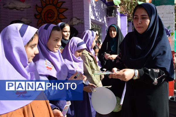 جشن میلاد حضرت زینب(س) با حضور مادران پرستار در دبستان علویان بهارستان‌دو