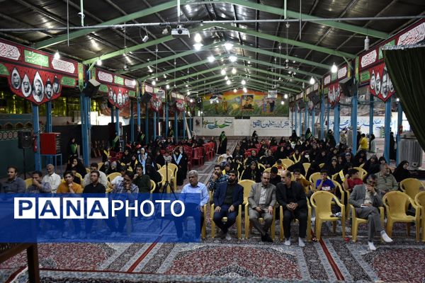 محفل دانش‌آموزان استان اصفهان در سوگ رحلت امام خمینی(ره) و شهدای خدمت