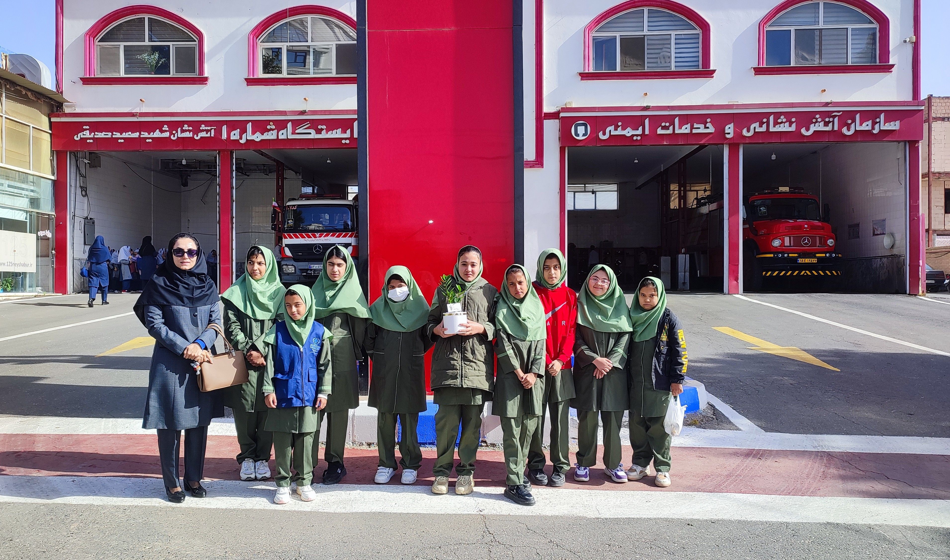 حضور دانش آموزان و همکاران دبستان میلاد در ایستگاه آتش‌نشانی